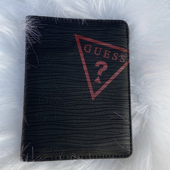 New GUESS Passport Case - Picture 2 of 4